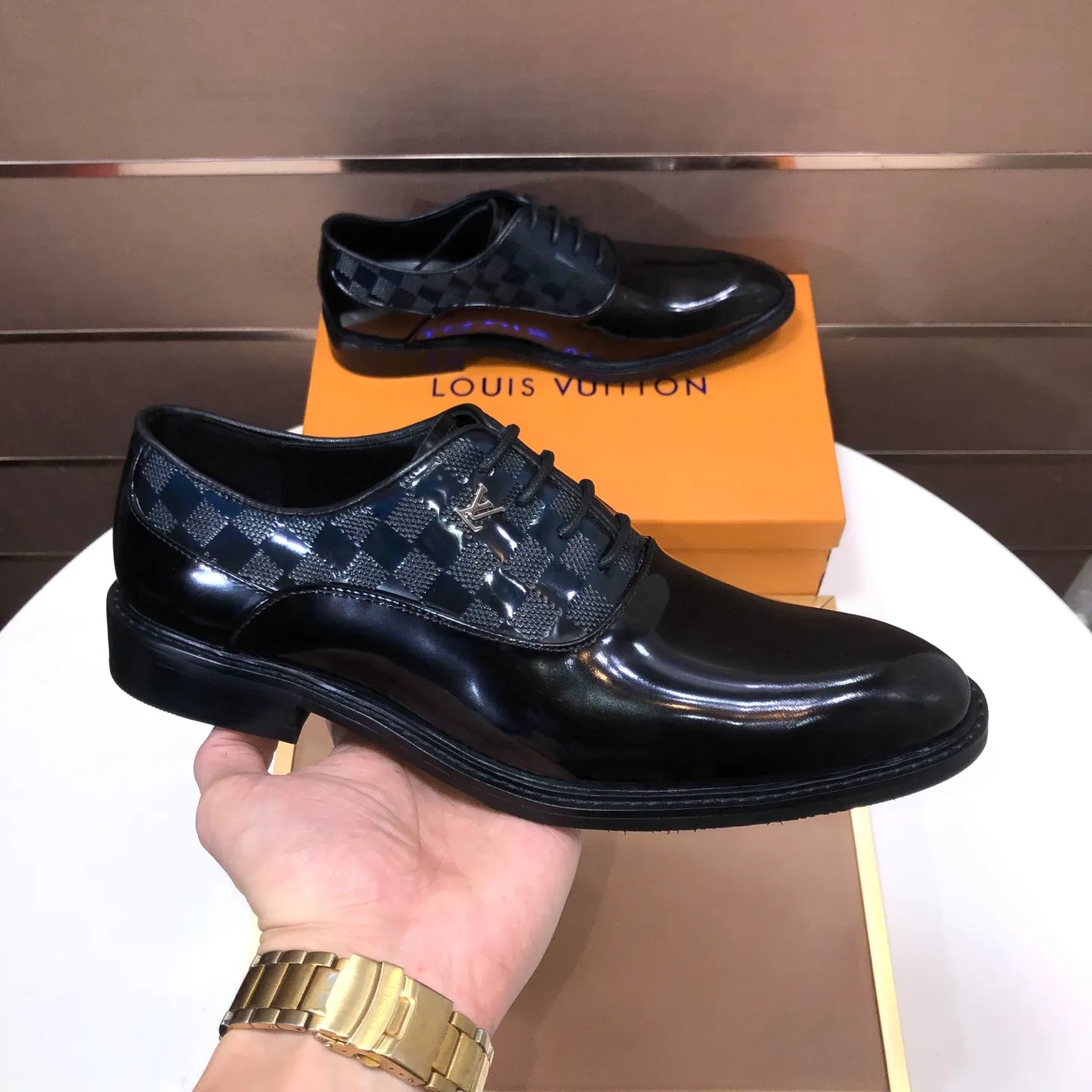 Men's men's shoes💰460💰【LV】(sheepskin lining) formal men's shoes! The high-end formal wear style is luxurious and elegant, with both practicality and style. We pay special attention to quality and details. The original version at the counter is 1:1 ultra-accurate replica👍🏻 The shoe last, leather, workmanship and comfort are not inferior! Material: imported cowhide upper, soft first layer of sheepskin! Code number: 38-45 (45 customized)